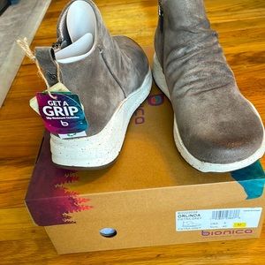 Bionica ORLINDA booties size 9, new with tags. Super comfie!